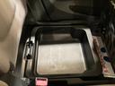 助手席シートです。シートのお尻の部分のヒモを引っ張ると座面が上がり・・・・・助手席アンダーボックスが登場します。靴や洗車道具、車検証入れの収納にピッタリ。外から見えないので防犯にも良し!