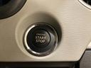 キーレスプッシュスタートシステムはカギを出さずにエンジン始動が可能です。 *ブレーキを踏んでボタンを押すと、エンジンがかかります。