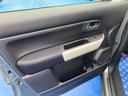 助手席ドアです。下部には簡単な収納がございます。
