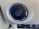 キーレスプッシュスタートシステムはカギを出さずにエンジン始動が可能です。 *ブレーキを踏んでボタンを押すと、エンジンがかかります。