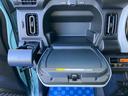 助手席前方には簡易テーブルにもなる収納やドリンクホルダーが付いています。