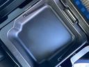 助手席シートです。シートのお尻の部分のヒモを引っ張ると座面が上がり・・・・・助手席アンダーボックスが登場します。靴や洗車道具、車検証入れの収納にピッタリ。外から見えないので防犯にも良し！