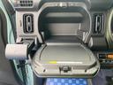 助手席前方には簡易テーブルにもなる収納やドリンクホルダーが付いています。