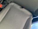 助手席シートです。シートのお尻の部分のヒモを引っ張ると座面が上がり・・・・・
