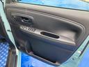 運転席ドアです。全席のパワーウィンドウを操作するスイッチがついてます。サイドミラーもボタン一つで開閉可能です。