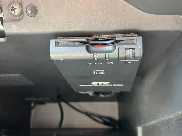 ノート ニスモ　Ｓ　／５速ＭＴ／純正ナビ／フルセグＴＶ／バックカメラ／Ｂｌｕｅｔｏｏｔｈ対応／ＥＴＣ／スマートキー／純正１７インチアルミホイール／ＬＥＤヘッドライト／車検整備付（15枚目）