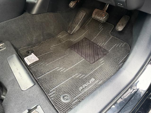 プリウス Ａツーリングセレクション　１年保証（走行距離無制限）　ハーフレザーシート　シートヒーター　トヨタセーフティーセンス　ヘッドアップディスプレイ　社外９インチナビ　デジタルインナーミラー（前後ドラレコ付き）　Ｂカメラ　ＥＴＣ（32枚目）