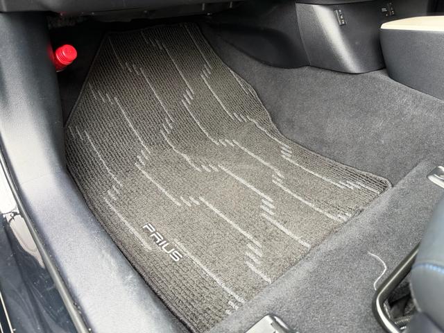 プリウス Ａツーリングセレクション　１年保証（走行距離無制限）　ハーフレザーシート　シートヒーター　トヨタセーフティーセンス　ヘッドアップディスプレイ　社外９インチナビ　デジタルインナーミラー（前後ドラレコ付き）　Ｂカメラ　ＥＴＣ（47枚目）