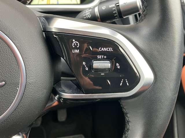 Iペイス SE プライバシガラス ドライバーアシストパック フロントフォグランプ マトリックスライト 4WD 20インチグロスブラックアルミホイル(17枚目)