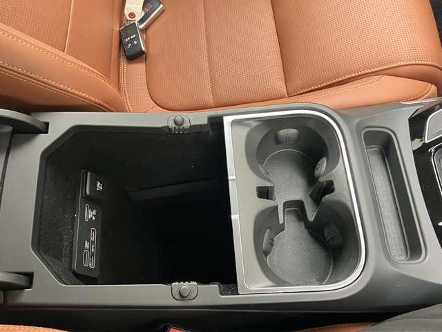 Iペイス SE プライバシガラス ドライバーアシストパック フロントフォグランプ マトリックスライト 4WD 20インチグロスブラックアルミホイル(29枚目)