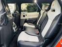 後部座席も厚みのあるしっかりとした造り込みがされており、長距離でも疲れにくくゆっくりくつろいでいただくことができます