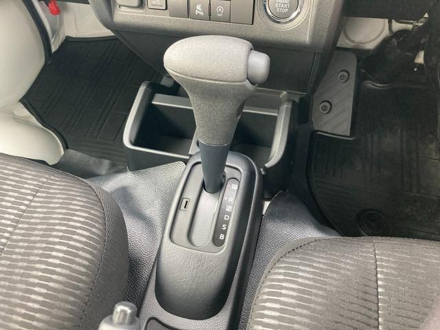 �h���C�o�[���ł�����̂��₷���ʒu�ɃV�t�g���o�[���z�u����Ă��܂��B�M�A�̃|�W�V�������m�F���₷���ł���B