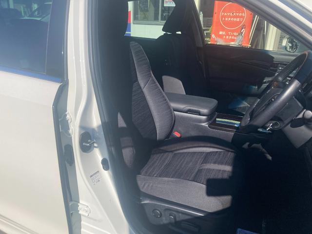 �傫�ȍ��ʂƕ�ݍ��ނ悤�Ȕw�����ꂪ�h���C�o�[�̐g�̂���������Ǝx���Ă���܂��B�p���[�V�[�g�ɂȂ��Ă��܂��̂ŁA�X�C�b�`�ő�������A������p�x�V�[�g�ʒu�ȂǍœK�ȃV�[�g�|�W�V�����ɍׂ����ݒ�o���܂���