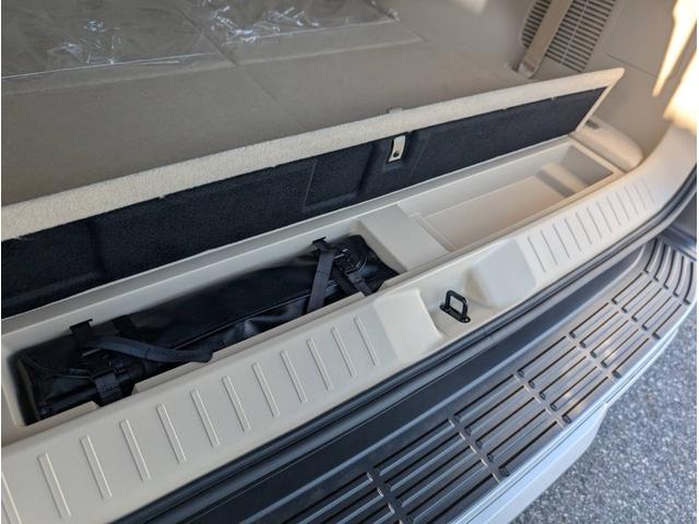 ランドクルーザー ＺＸ　純正ナビ　ヒッチメンバー　クールボックス　電動リアデフロック　サイドバイザー　リアモニター　サンルーフ（39枚目）