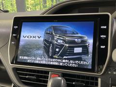 【純正ナビ】人気の純正ナビを装備しております。ナビの使いやすさはもちろん、オーディオ機能も充実！キャンプや旅行はもちろん、通勤や買い物など普段のドライブも楽しくなるはず♪ 4