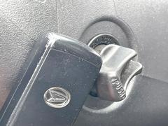 【キーフリーシステム】カバンやポケットに入れたままでもドアの施錠・解錠が可能なスマートキーを装備。エンジンのオン・オフ時もカギを取り出す必要が無いからとっても便利です♪ 6