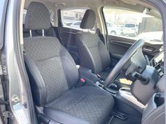 運転席まわりには十分なスペースがあり、大柄な方でもゆったり運転していただける環境です。 7
