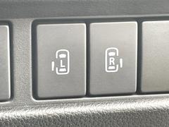 【両側パワースライドドア】スマートキーや運転席のスイッチで後席両側スライドドアの開閉が可能♪電動だから力を入れてドアを開ける必要が無く、小さなお子様でも簡単に開け閉めでき快適です♪ 4