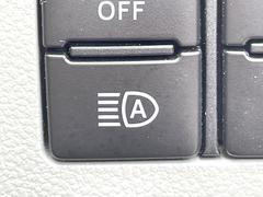 【アダプティブハイビーム】遠くまで明るく照らすハイビームを先行車や対向車に照射しない様、自動で調整！毎回手動で切り替える必要がなく、夜間走行時のストレスも軽減。安全性向上にも寄与します。 6