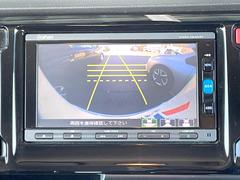 【バックカメラ】駐車時に後方がリアルタイム映像で確認できます。大型商業施設や立体駐車場での駐車時や、夜間のバック時に大活躍！運転スキルに関わらず、今や必須となった装備のひとつです！ 4