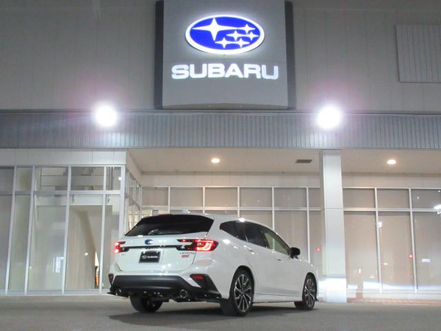 レヴォーグ ＳＴＩスポーツ　ＥＸ　アイサイトＸ搭載車　スマートリヤビューミラー　ＺＦ製電子制御ダンパー　ドライブモードセレクト　ＳＴＩロゴ入り大型マフラーカッター　レッドステッチ入りボルドー色本革スポーツシート（2枚目）