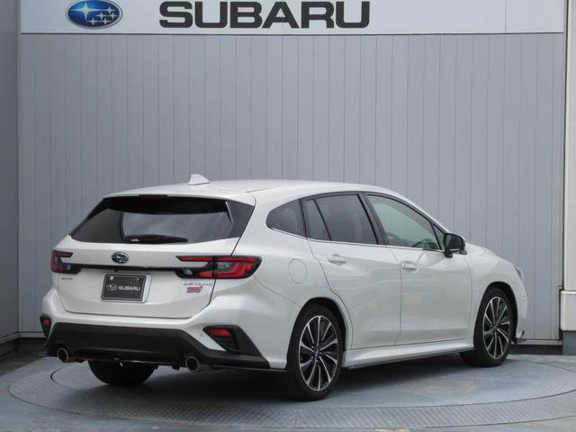 レヴォーグ ＳＴＩスポーツ　ＥＸ　アイサイトＸ搭載車　スマートリヤビューミラー　ＺＦ製電子制御ダンパー　ドライブモードセレクト　ＳＴＩロゴ入り大型マフラーカッター　レッドステッチ入りボルドー色本革スポーツシート（4枚目）