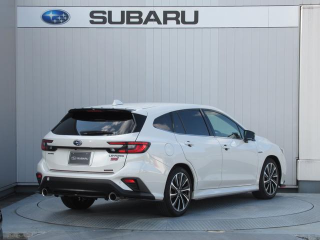 安全性能に強いこだわりを持つスバル車は、スポーティな外観デザインながらピラー（柱）形状やドアミラーの位置を工夫し、全方位での死角を低減しています。