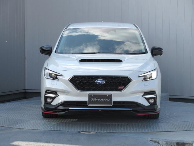 ボンネットの下部には、設計をゼロから見直した新世代１．８Ｌ　ＢＯＸＥＲ直噴「ＤＩＴ」エンジンを搭載しています。（レギュラーガソリンに対応しています