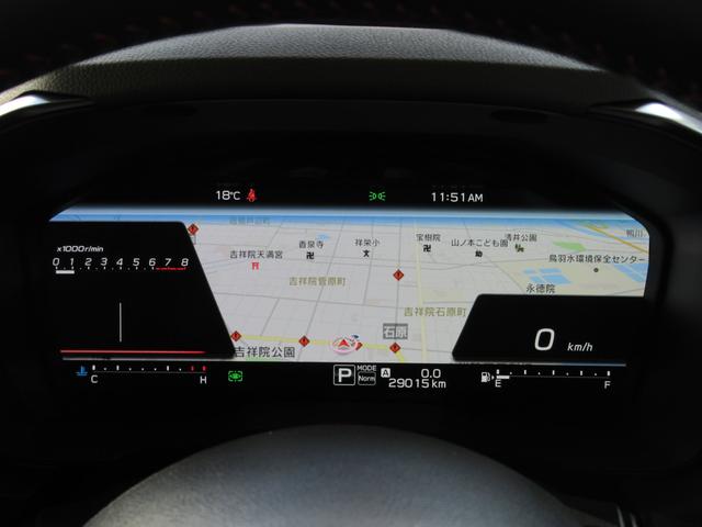 運転に必要な情報をグラフィカルに表示し、少ない視線移動で瞬時に認識できる先進的な液晶メーター。こちらはナビゲーション情報と連携する「地図画面」になります。