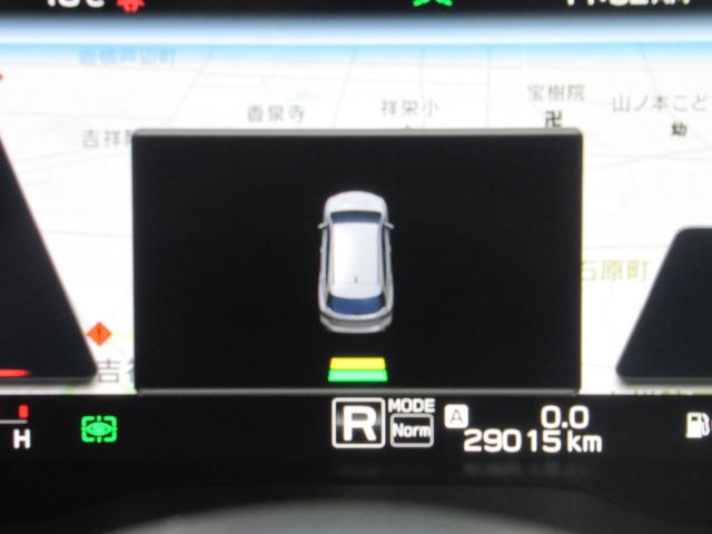 バック時に、バックソナーが起動し、状況をメーター内のインフォメーションディスプレイに表示いたします。