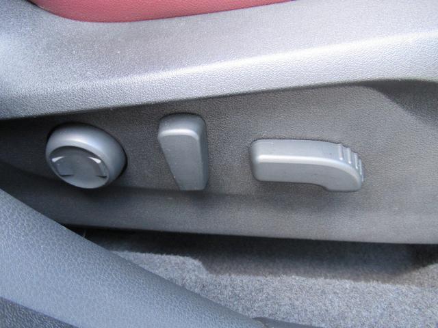 運転席、助手席にパワーシートを装備しています。細かくシートポジションを調整するのは、安全運転につながります。