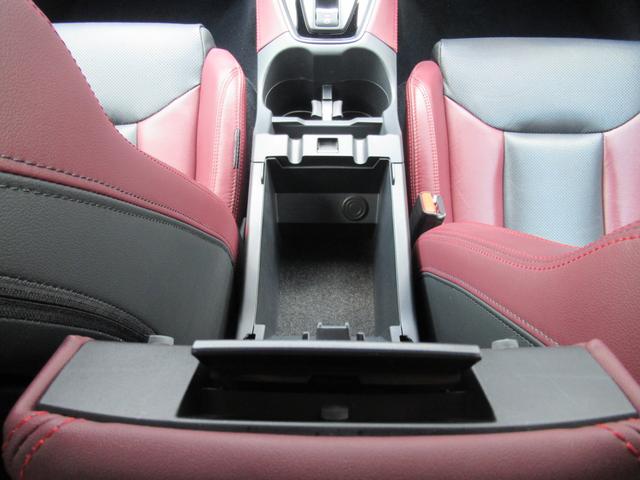 フロントアームレスト内側に収納スペースがあります。