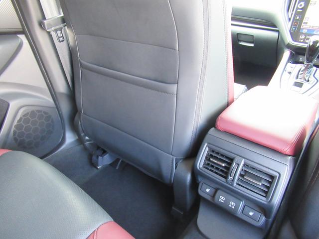 運転席、助手席の背面に、シートバックポケットを装備。またセンターコンソールの背面に、後席用エアコン吹き出し口とＵＳＢ電源、リヤシートヒータースイッチを配置しています。