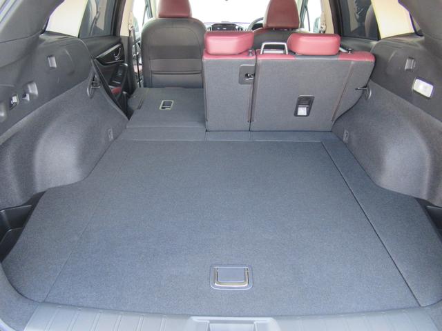 大きな荷物や長尺物を積みたいときは、４：２：４分割可倒式リヤシートによってカーゴルームを拡張することができます