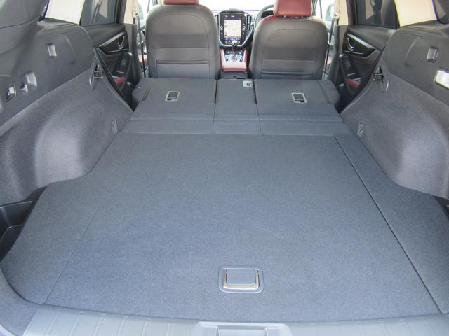 リヤシートを倒すと、さらにカーゴスペースが広がります。