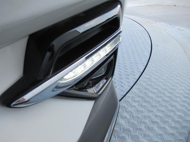 ディーラーオプションのＬＥＤアクセサリーライナーを装着しています。
