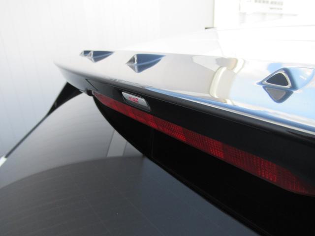 ディーラーオプションのＳＴＩルーフエンドスポイラーを装着しています。