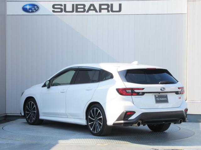 レヴォーグ ＳＴＩスポーツ　ＥＸ　アイサイトＸ搭載車　ＺＦ製電子制御ダンパー　ドライブモードセレクト　ＳＴＩロゴ入り大型マフラーカッター　レッドステッチ入りボルドー色本革スポーツシート（4枚目）