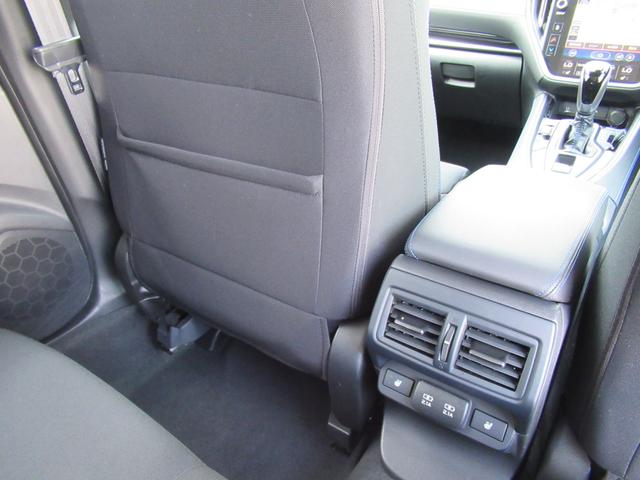 �^�]�ȁA����Ȃ̔w�ʂɁA�V�[�g�o�b�N�|�P�b�g�𑕔��B�܂��A�Z���^�[�R���\�[���̔w�ʂɁA��ȗp�G�A�R�������o�����Ƃt�r�a�d���A�����V�[�g�q�[�^�[�X�C�b�`��z�u���Ă��܂��B