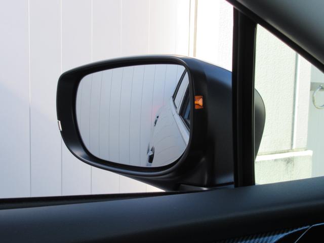 �h�A�~���[�ɁA�������ڋ߂�����q���h���C�o�[�Ƀ����v�Œm�点�Ă����A�X�o�������r�[�N���f�B�e�N�V�����𑕔����Ă��܂��B