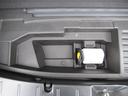 カーゴフロア下部に、小物入れとパンク修理キットを収納しています。