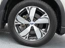 スバル純正18インチアルミホイール。 タイヤサイズは225/55R18。納車時に弊社指定の新品タイヤ4本を交換いたします。