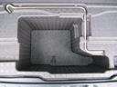 小物類を収納するのに便利なサブトランク。