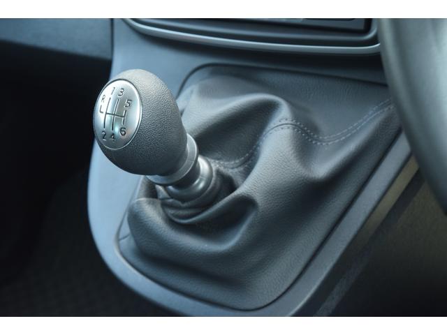 カングー ラ・ポスト　ワンオーナー・禁煙車・６速マニュアル・Ｂｌｕｅｔｏｏｔｈオーディオ・ＵＳＢ・ＣＤ・ＵＶカットガラス・シートバックテーブル・可倒式助手席（9枚目）