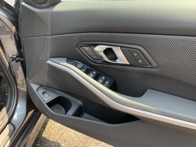 320i 認定保証・ワンオーナー・シートヒーター・ACC・インテリジェントセーフティ・LEDライト・純正HDDナビ・Bカメラ・PDC・電動シート・電動リアゲート・純正アルミホイール・コンフォートアクセス・ETC(37枚目)