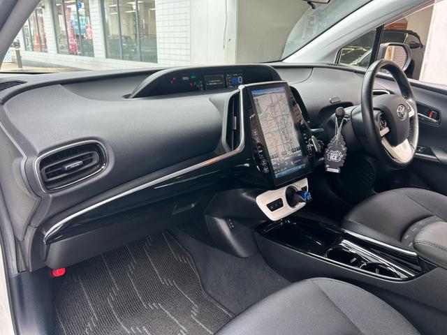 プリウスＰＨＶ Ｓナビパッケージ　純正ナビ　Ｒカメラ　車高調　スマートキー　ＥＴＣ（35枚目）