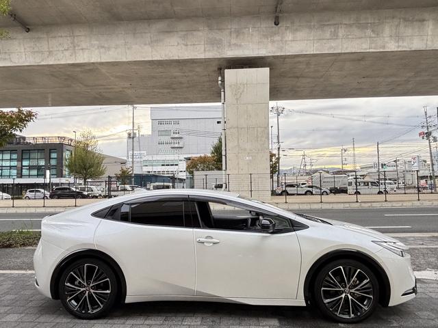 プリウス Ｚ　ユーザー買取　デジタルインナーミラー　レッド加飾付き合皮スポーティーシート　パワーバックドア　パノラミックビューモニター　トヨタセーフティセンス　シートヒーター（16枚目）