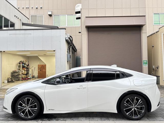 プリウス Ｚ　ユーザー買取　デジタルインナーミラー　レッド加飾付き合皮スポーティーシート　パワーバックドア　パノラミックビューモニター　トヨタセーフティセンス　シートヒーター（18枚目）