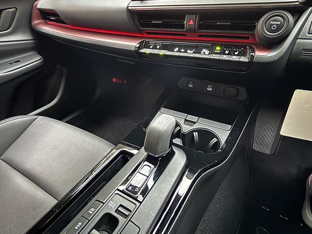 プリウス Ｚ　ユーザー買取　デジタルインナーミラー　レッド加飾付き合皮スポーティーシート　パワーバックドア　パノラミックビューモニター　トヨタセーフティセンス　シートヒーター（47枚目）