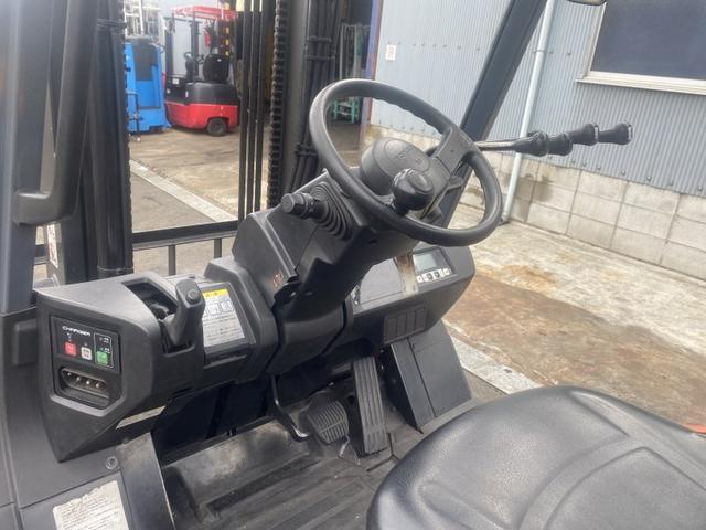 日本 　トヨタ／２．５ｔ　バッテリー車／８９０３時間／フォークシフト／揚高３．５ｍ／ナンバー取得可能（１４０５８）（7枚目）